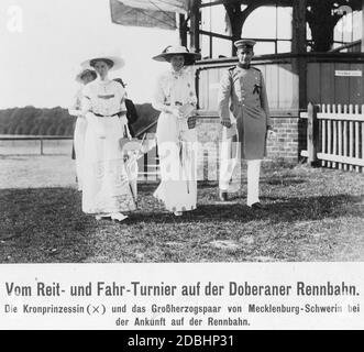 Von links nach rechts: Großherzogin Alexandra von Mecklenburg-Schwerin (geboren von Hannover und Cumberland), Kronprinzessin Cecilie von Preußen (geboren von Mecklenburg) und Großherzog Friedrich Franz IV von Mecklenburg (Ehemann von Alexandra und Bruder von Cecilie) besuchen 1913 eine Reit- und Fahrschau auf der Rennbahn Doberan. Diese befindet sich in der Nähe von Bad Doberan in Rostock. Stockfoto