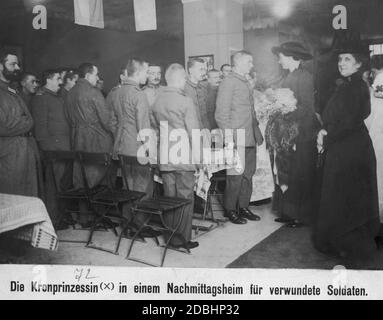 Kronprinzessin Cecilie von Preußen (geboren von Mecklenburg, rechts im Bild) im Gespräch mit einem Soldaten. Sie besucht 1916 ein Rotes Kreuz Nachmittagsheim für verwundete Soldaten in der Berliner Bellevuestraße." Stockfoto