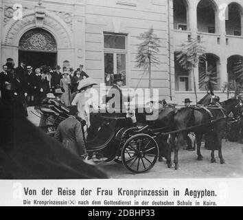 Kronprinzessin Cecilie von Preußen (geboren in Mecklenburg, Mitte, helle Kleidung) verlässt nach einem Gottesdienst die deutsche Schule in Kairo und steigt in eine Kutsche ein. 1911 machte sie eine Reise dorthin. Stockfoto