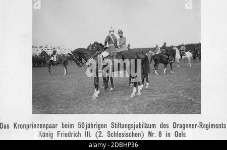 Kronprinz Wilhelm von Preußen (Mitte, Gesicht abgewandt) und Kronprinzessin Cecilie von Mecklenburg (Gesicht abgewandt) nehmen an den Feierlichkeiten zum 50. Jahrestag der Gründung des Dragoon-Regiments König Friedrich III. (2. Schlesien) Nr. 8 in Oels in Niederschlesien (heute Olesnica in Polen) Teil. Cecilie war Leiter des Regiments. Stockfoto