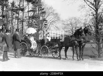 Kronprinzessin Cecilie von Preußen (geb. Mecklenburg) wird in einer Kutsche durch einen Park bei Potsdam gefahren. Das Foto wurde 1906 aufgenommen. Stockfoto