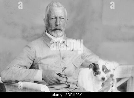 Das Porträt zeigt Prinz Heinrich von Preußen mit seinen beiden Hunden im Jahr 1929. Stockfoto