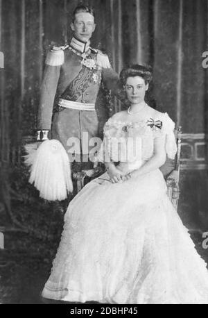 Das Foto von 1905 zeigt Kronprinz Wilhelm von Preußen (in Uniform mit dem Königlichen Hohenzollernorden) mit seiner Frau Cecilie von Mecklenburg. Das Paar heiratete in diesem Jahr. Stockfoto