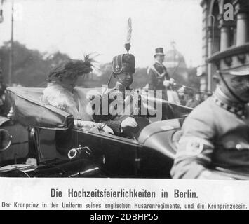 Kronprinz Wilhelm von Preußen (hier in seiner Husarenuniform) und Cecilie von Mecklenburg heirateten am 6. Juni 1905. Die Hochzeit wurde von einer großen Feier und einer Prozession begleitet. Der Kronprinz und die Kronprinzessin sind derzeit auf dem Weg zur Prinzessin Victoria Louise. Stockfoto