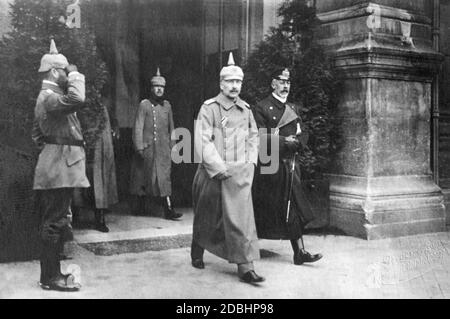 "Kaiser Wilhelm II. (Mitte) empfängt seinen Bruder, Großadmiral Prinz Heinrich von Preußen (rechts) im "Grossen Hauptquartier seiner Majestaet des Kaisers und Koenigs" (1915). Damals befand sie sich in Charleville, Frankreich. Foto des Potsdamer Hoffotografen G. Berger.' Stockfoto