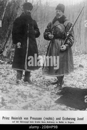 Prinz Heinrich von Preußen (rechts) und Erzherzog Joseph August von Österreich (links) waren 1909 von Graf Geza Andrassy auf seinem Schloss Betliar in Österreich-Ungarn (heute Slowakei) zu einer Bärenjagd eingeladen worden. Auf dem Bild sind sie beide rauchende Zigaretten. Stockfoto