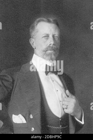 Das Porträt zeigt Prinz Heinrich von Preußen im Abendgarderobe 1909. Stockfoto