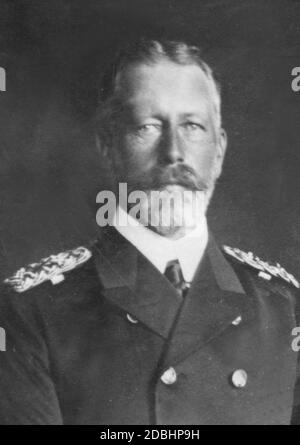 Das Porträt zeigt Prinz Heinrich von Preußen 1912 in Admirals Uniform. Foto des Hoffotografen E. Bieber in Hamburg. Stockfoto