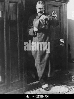 Das Bild zeigt Prinz Heinrich von Preußen an Bord der englischen königlichen Yacht im Jahr 1910, der das englische Königspaar mit seiner Frau besucht. Stockfoto