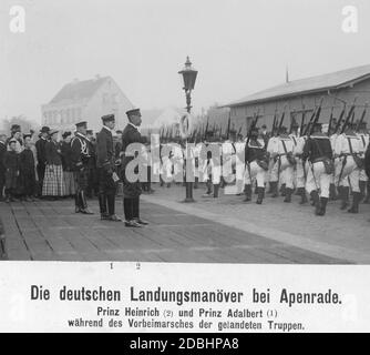 Admiral Prinz Heinrich von Preußen (rechts) und Prinz Adalbert von Preußen (Mitte) beobachten den marsch der Landetruppen in Apenrade (heute Aabenraa in Dänemark) während des Landemanövers der kaiserlichen Marine 1907. Stockfoto