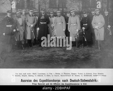 Prinz Heinrich von Preußen (6. V.l.) reiste um 1900 mit einem Expeditionskorps der Kaiserlichen Marine in die Kolonie des deutschen Südwestafrikas. Das Bild zeigt die Offiziere des Korps kurz vor dem Verlassen von Kiel. Von links nach rechts: Oberleutnant Connemann, Oberleutnant Freiherr von Buttlar, Oberleutnant Paschen, Hauptmann Fischel, Oberleutnant Eckstein, Heinrich von Preußen, Oberleutnant Dziobek, Hauptmann Haering, Oberleutnant Schmidt, Oberleutnant Boehm, Oberleutnant Claasen, Navalchirurg Dr. Theodor Hansen, Oberleutnant Hildebrandt, Paymaster Stockfoto