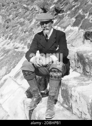 Das Porträt zeigt Prinz Heinrich von Preußen auf den Stufen eines Gebäudes in Mexiko. 1926 besuchte er das Land. Stockfoto