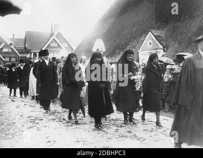 Die Beerdigung von Prinz Heinrich von Preußen fand am 24. April 1929 statt. Er wurde in einem Mausoleum auf seinem Anwesen Hemmelmark begraben. Das Bild zeigt den Trauerzug mit den Angehörigen und Angehörigen des Verstorbenen, darunter Prinz August Wilhelm von Preußen (Mitte links, im Hintergrund, in Uniform), Oskar von Preußen (rechts von Wilhelm, im Hintergrund) und Prinz Eitel Friedrich von Preußen (Mitte, halb versteckt). Die zweite Frau von links ist vermutlich die Witwe, Irene von Preußen (geb. Hessen-Darmstadt). Stockfoto