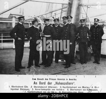 Das Bild zeigt einen Teil der Besatzung an Bord der Yacht SMY Hohenzollern (von links nach rechts): Oberleutnant Elle, Oberarzt Walter Uthemann, Kapitän Eberhard von Mantey, Oberingenieur Steinmeyer, Corvette Kapitän von Holleben, Oberleutnant Wilhelm von Haxthausen, Kapitän von der Osten und Oberzahlmeister Hippe. Die Hohenzollern gingen Anfang 1902 nach New York, von wo aus Prinz Heinrich von Preußen eine Tournee durch die USA unternahm. Stockfoto