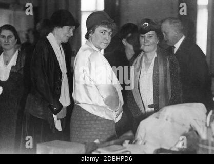 Hermine Reuss Elder Line (Mitte), die zweite Gemahlin Kaiser Wilhelms II., besuchte die Weihnachtsmesse des Deutschen Evangelischen Frauenbundes im Landwehrkasino in Berlin. Im Dezember 1931 ging sie für Weihnachten einkaufen. Stockfoto