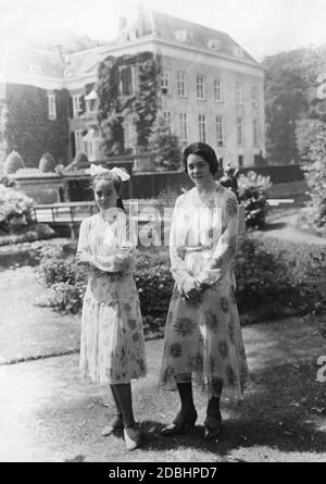 Henriette (links) und Hermine Karoline (rechts) von Schönaich-Carolath, Töchter von Hermine Reuss Elder Line, im Garten des Hauses Doorn, der Exilresidenz von Kaiser Wilhelm II. In den Niederlanden. Das Bild wurde 1933 aufgenommen. Stockfoto