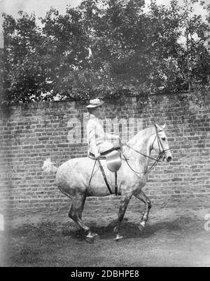 Prinzessin Viktoria von Schaumburg-Lippe (geboren aus Preußen, Schwester von Wilhelm II.) trainiert ein Pferd. Foto aus dem Jahr 1907. Stockfoto