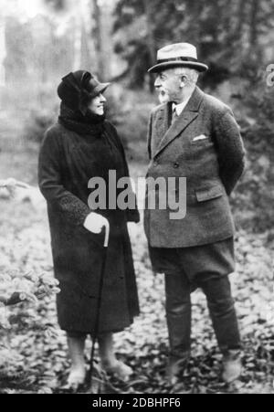 Der ehemalige Kaiser Wilhelm II. Spricht mit seiner zweiten Frau Hermine (geborene Reuss-Ältere-Linie). Das Foto wurde um 1930 in Huis Doorn aufgenommen, der Exilresidenz des Kaisers in den Niederlanden. Stockfoto