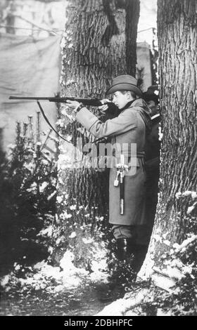 Das Foto zeigt den jungen Kronprinzen Wilhelm von Preußen auf der Jagd im Wald. Er zielt auf sein Ziel. Das Foto wurde um 1900 aufgenommen. Stockfoto