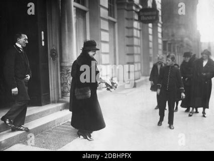 Hermione von Preußen, die zweite Ehefrau Kaiser Wilhelms II., stimmte am 29. März 1925 in der ersten Runde der Reichspräsidentenwahl ab. Die von ihr besuchte Wahlstation befand sich in der Prinz-Albrecht-Straße (heute Niederkirchnerstraße) im Hotel Prinz Albrecht, dessen Fassade im Bild zu sehen ist. Stockfoto