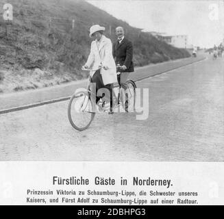 Prinzessin Viktoria von Schaumburg-Lippe (geb. Preußen) und ihr Ehemann Prinz Adolf von Schaumburg-Lippe machten 1913 eine Tandem-Radtour auf der Insel Norderney. Stockfoto