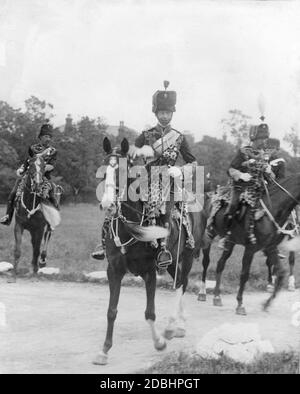 Kronprinz Wilhelm von Preußen war Kommandant der 1. Leib-Husaren-Regiment von 1911 bis 1913. Auf dem Bild reitet er zusammen mit anderen Husaren. Stockfoto