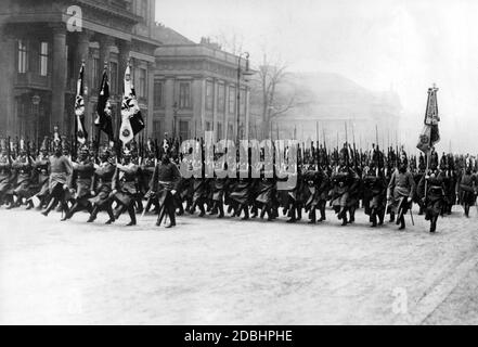 "Paroleausgabe" am Neujahrstag im Zeughaus in Berlin. Marsch der Ehrenwache.' Stockfoto