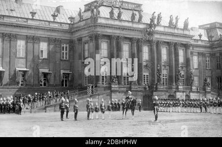 Kaiser Wilhelm II. Mit vier seiner ältesten Söhne Wilhelm, Eitel Freidrich, Adalbert und August Wilhelm, alle in Frederikiteruniform, als sie in die preußische Armee aufgenommen wurden. Undatierte Aufnahme. Stockfoto