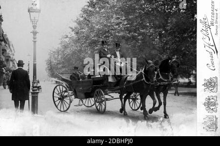 Der dänische König Christian IX. Und Prinz Hans von Dänemark in einer Kutsche auf einem Boulevard in Wiesbaden, wo sie für die Heilung angekommen. Stockfoto