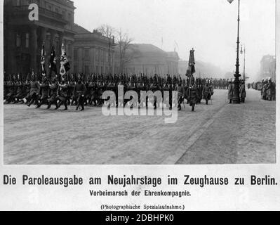 "Paroleausgabe" am Neujahrstag im Zeughaus in Berlin. Der Ehrengarde marschiert vorbei." Stockfoto