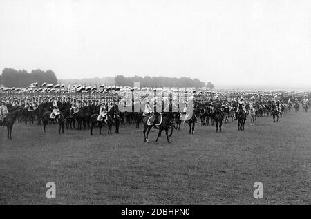 Herbstparade auf dem Tempelhofer Feld in Berlin 1899. Kaiser Wilhelm II. (Mitte) bei der Endkontrolle der Umzugsformationen. Stockfoto