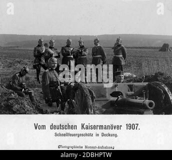 Schnellfeuerwaffe, Deckung nehmen. Stockfoto