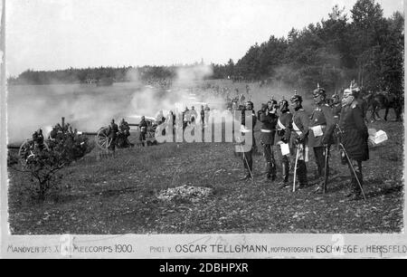 Eines der berühmtesten Fotos des Fotopioniers Oskar Tellgmann, Spezialist für Manövrierfotografie. Es zeigt Soldaten der Feldartillerie-Regimenter 47, die eine Salve in der Nähe von Grandenborn im Bezirk Eschwege abfeuerten. Stockfoto