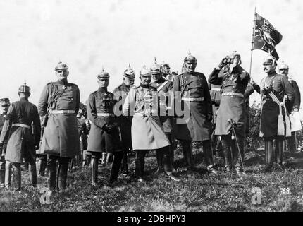 Das letzte imperiale Manöver in Schlesien vor dem Ersten Weltkrieg. Von links nach rechts: König Konstantin I. von Griechenland in preußischer Uniform, General Friedrich von Scholl, General Erich von Falkenhayn, General Hans von Kessel, Prinz Egon von Fürstenberg, General Helmuth von Moltke, General Hans von Plessen. Stockfoto