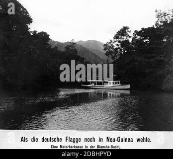 Motorstart in der Blanche Bay auf Neuguinea, der ehemaligen deutschen Kolonie. Die deutsche Flagge hängt auf dem Schiff. Stockfoto