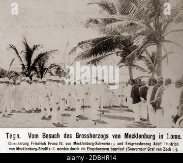 Großherzog Friedrich Franz IV. Von Mecklenburg-Schwerin (1) und Erbherzog Adolf Friedrich von Mecklenburg-Strelitz (2) werden von einer Delegation togolesischer Bevölkerung in Lomé, der Hauptstadt der Kolonie, empfangen. (3) Julius Graf von Zech auf Neuhofen, der deutsche Statthalter der deutschen Kolonie. Stockfoto