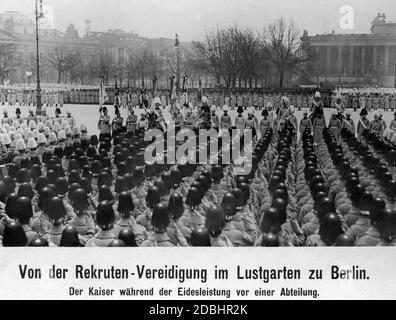 Aus der Vereidigung im Lustgarten in Berlin. Der Kaiser während der Eid-Ablegung zu Pferd vor einer Ablösung. Stockfoto