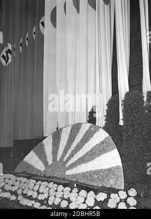 Der Anhalter Bahnhof in Berlin, wo der japanische Außenminister ankommen soll, ist mit Blumen und Fahnen geschmückt. Stockfoto