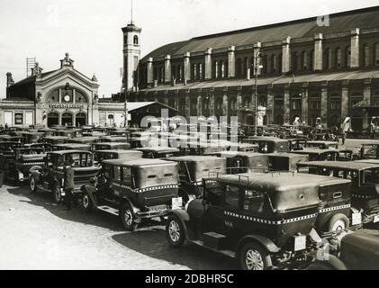 Blick auf den Stettiner Bahnhof in Berlin. Viele Autos stehen vor dem Bahnhof. Stockfoto