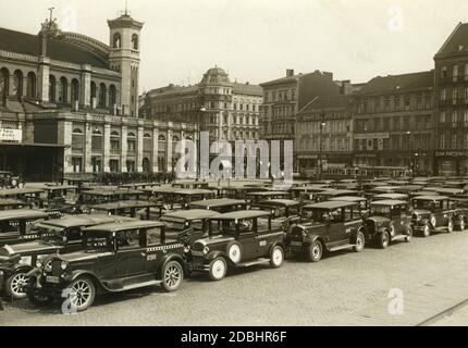 Blick auf den Stettiner Bahnhof in Berlin. Viele Autos stehen vor dem Bahnhof. Stockfoto