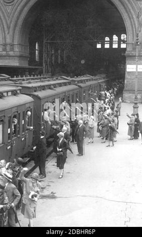 Mehrere Menschen sagen ihren Verwandten im Berliner Anhalter Bahnhof Auf Wiedersehen. Stockfoto