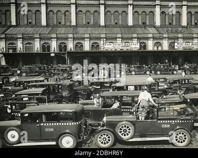 Blick auf den Stettiner Bahnhof in Berlin. Viele Autos parken in mehreren Reihen vor dem Bahnhofsgebäude. Stockfoto