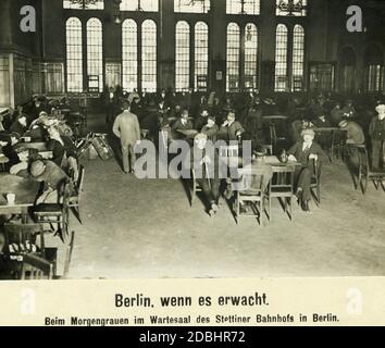 Blick auf den Wartesaal des Stettiner Bahnhofs in Berlin. Viele Menschen warten auf ihre Zugverbindung. Stockfoto