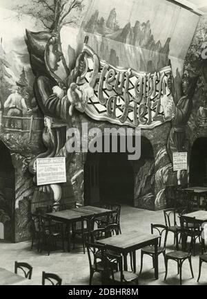 'Das Foto zeigt das Alehaus 'Neue Welt'' in Berlin-Neukölln 1930, mit einem Slogan, der über dem Eingang hängt: ''Heut gibt's A'Hetz''. Darunter stehen rechts und links Plakate für die ''Eröffnung der Münchner Bockbiersaison [am] Donnerstag, 1. Januar 1931'''. Stockfoto