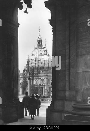 Das Foto zeigt den Berliner Dom von 1934, zwischen zwei Säulen des Kaiser-Wilhelm-Nationaldenkmals. Stockfoto