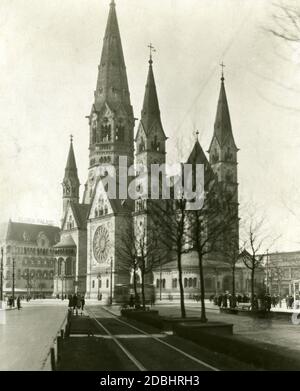 Das Foto zeigt die Kaiser-Wilhelm-Gedächtniskirche in Berlin 1927, von der Tauentzienstraße in Richtung Kirche gesehen. Auf der linken Seite befindet sich der Gloria-Palast im Romanischen Haus. Stockfoto