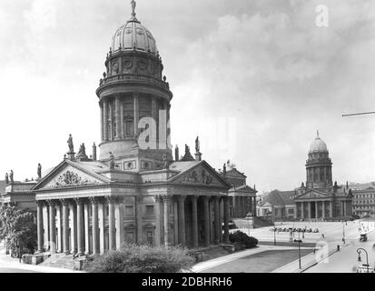 Das Bild zeigt den deutschen (Vordergrund) und den französischen Dom (Hintergrund) am Gendarmenmarkt in Berlin. Dazwischen liegt das Schauspielhaus. Undatiertes Foto, das nach 1936 aufgenommen worden sein muss, nachdem die Nationalsozialisten den Gendarmenmarkt in einen Paradeplatz umgewandelt hatten. Stockfoto