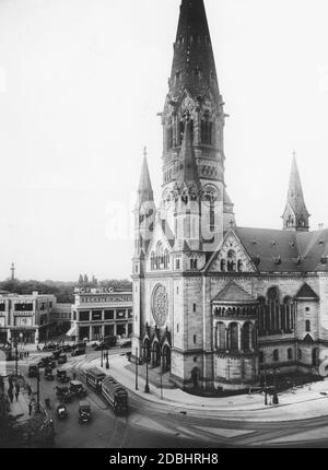 'Das Foto zeigt die Kaiser-Wilhelm-Gedächtniskirche am Auguste-Viktoria-Platz (heute: Breitscheidplatz) in Berlin 1936. Der Verkehr fließt von der Budapester Straße zum Kurfürstendamm. Auf der linken Seite befinden sich der Ufa-Palast am Zoo und die Kinos Capitol am Zoo. Dort befindet sich auch das große Klaviergeschäft ''Pianos Bechstein''.' Stockfoto