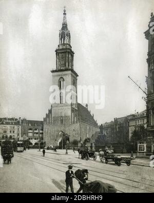 'Das Foto von 1909 zeigt die Marienkirche am Neuen Markt in Berlin-Mitte. Rechts von der Kirche befindet sich das Lutherdenkmal. Im Vordergrund die Kaiser-Wilhelm-Straße (heute Karl-Liebknecht-Straße). Auf einem Hausdach auf der linken Seite des Bildes werden ''Mietsafes''' beworben.' Stockfoto