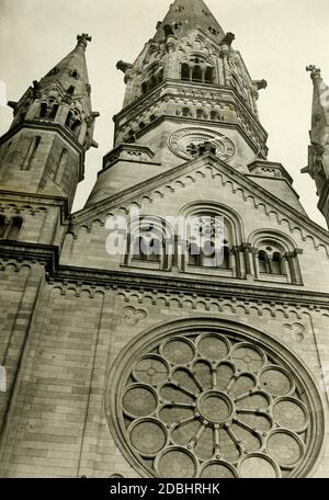 Das Foto zeigt den Kirchturm der Kaiser-Wilhelm-Gedächtniskirche in Berlin 1926. Stockfoto